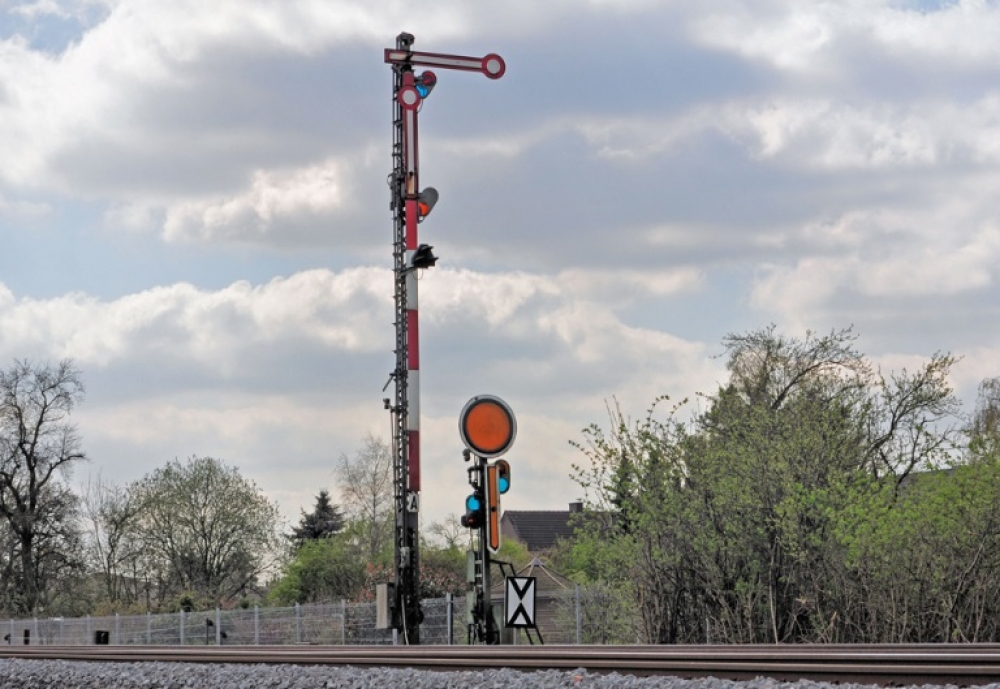 Aufbau einer historischen Eisenbahnbeschilderung am SauerlandRadring